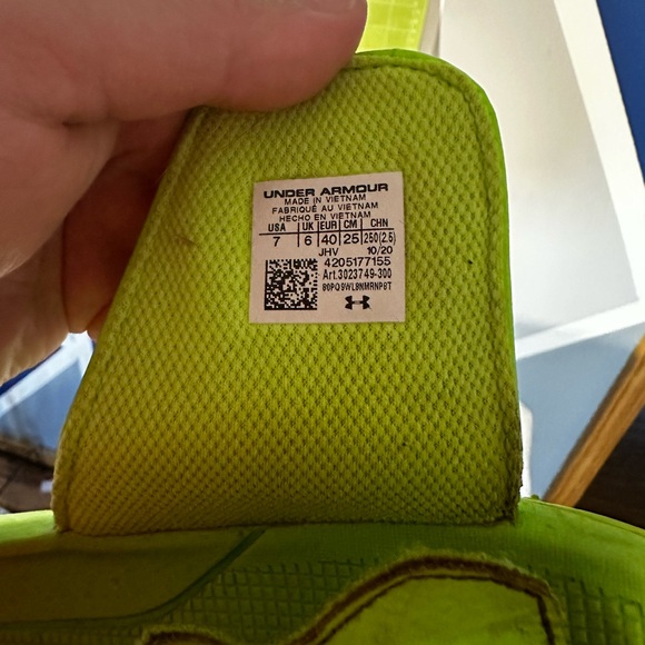 Underarmour sandals - Picture 2 of 2